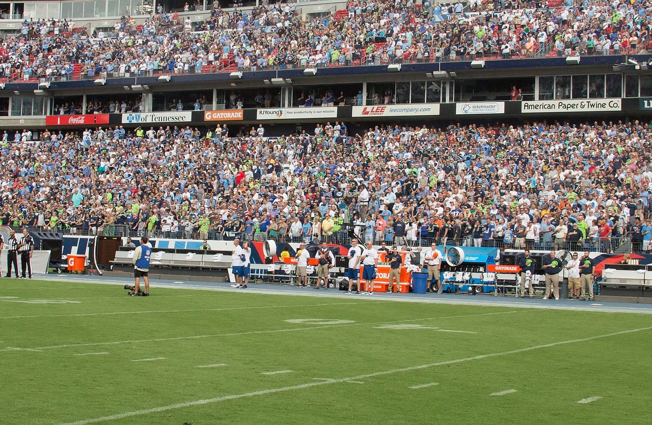 En el juego entre los Seattle Seahwaks y los Tennessee Titans los jugadores, con el cuerpo técnico, no saltaron al campo para el himno. Las bancas estuvieron vacías mientras sobana el himno de los Estados Unidos en el Nissan Stadium.