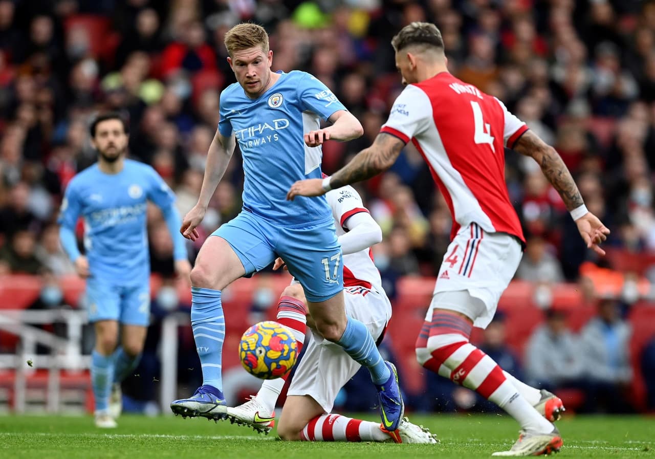 Manchester City saca triunfo de último minuto ante Arsenal durante la Jornada 21 en la Premier League. Bukayo Saka abrió el marcador a favor de los Gunners al 31', pero fueron Riyad Marez con un penalti quien igualaba el marcador y Rodrigo Hernández Cascante anotaba al 90+3' para sumar otros tres puntos y seguir líderes de la tabla.