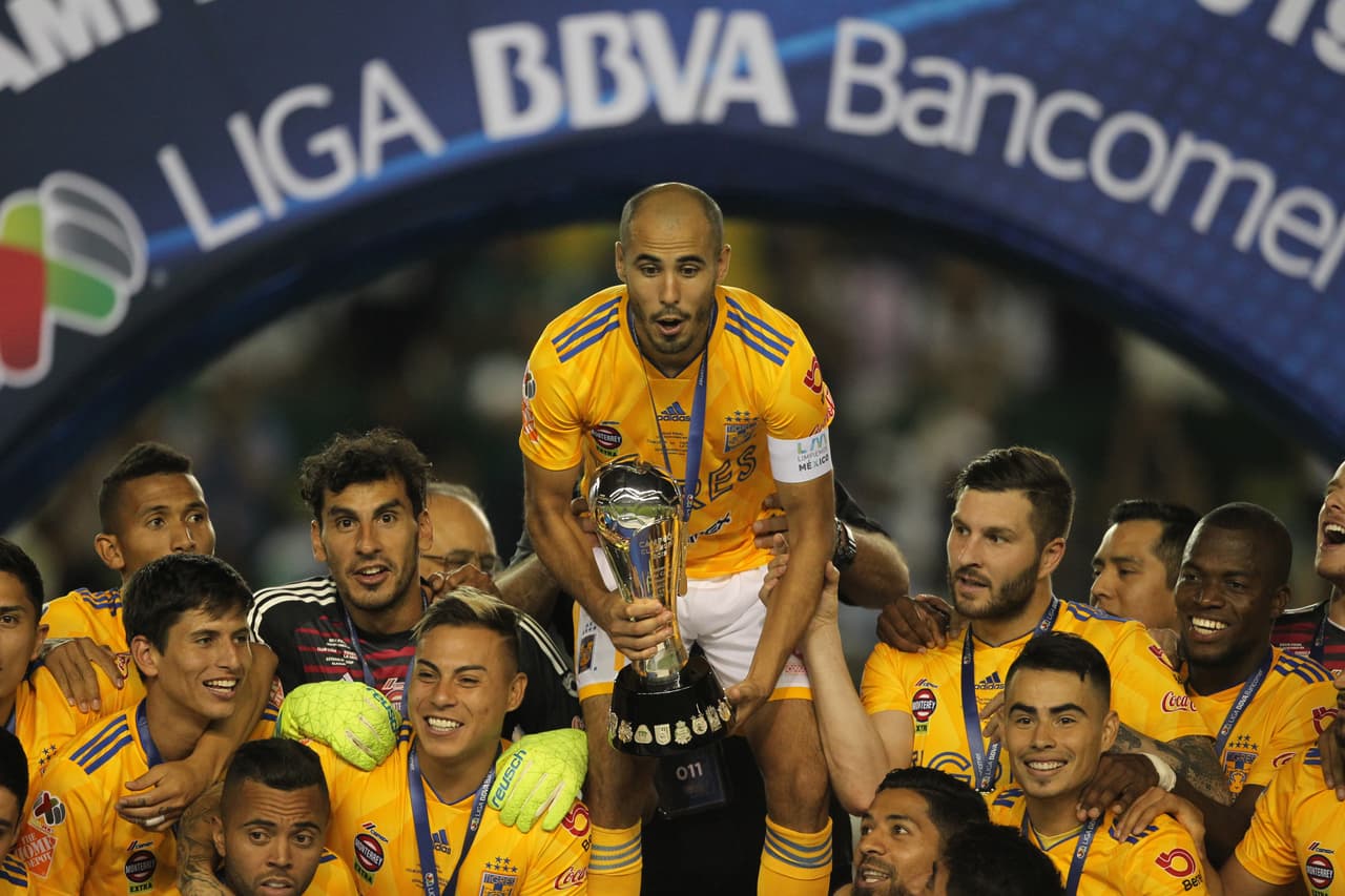 ¡Tigres se proclama Campeón del fútbol mexicano! Los felinos regiomontanos cosecharon su séptimo título de la Liga MX y se cuelan, aunque muchos se sigan negando a aceptarlo, entre los grandes del balompié azteca. Luego de superar en una Final de un solo gol a los Esmeraldas del León, así se dieron los festejos de los Tigres en patio ajeno, imágenes para el recuerdo y que hay que darse un tiempo para echarles un ojo, sobre todo la fiel afición de los felinos regios.