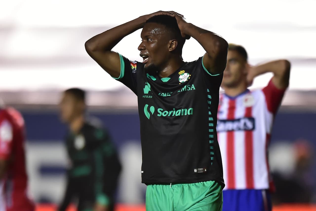 Otero sentencia que Santos debió salir del campo tras racismo