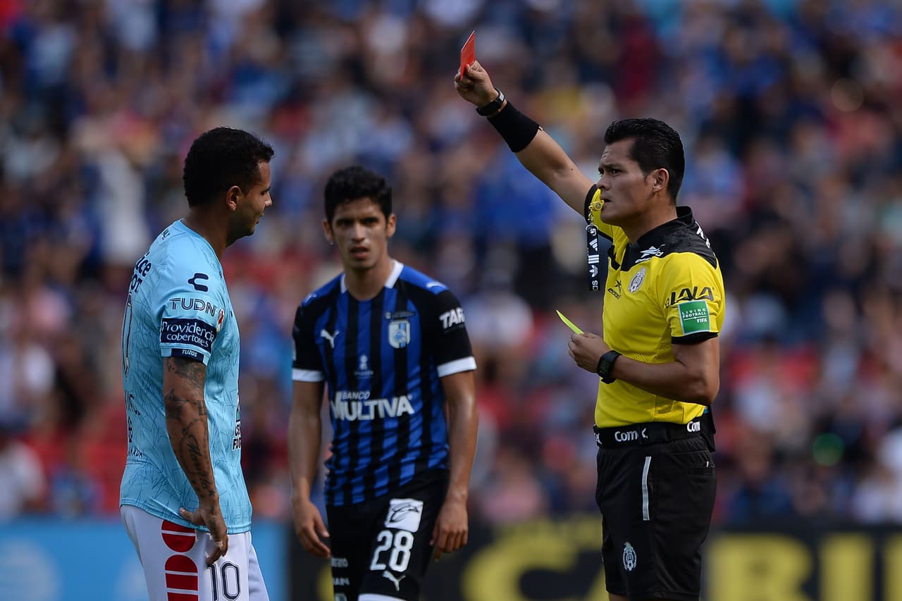 Edwin Cardona se fue expulsado de manera prematura al 17' y esta situación complicó el partido para los Tuzos.