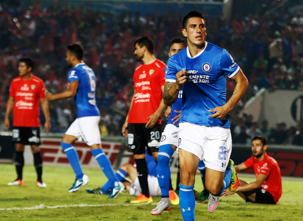 Cruz Azul sufrió un revés terrible ante América, pero se recuperó bien pronto. Tanto así que fue a la selva chiapaneca y goleó a Jaguares con un contundente 3-0. Fue un triunfo para su estima y para mantener sus posibilidades de clasificar a la Liguilla.