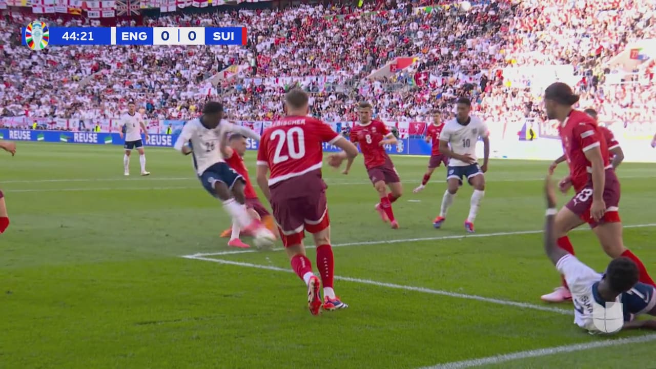 Gran desborde de Bukayo y Xhaka evita el tiro de Mainoo, ¡Se salva Suiza!