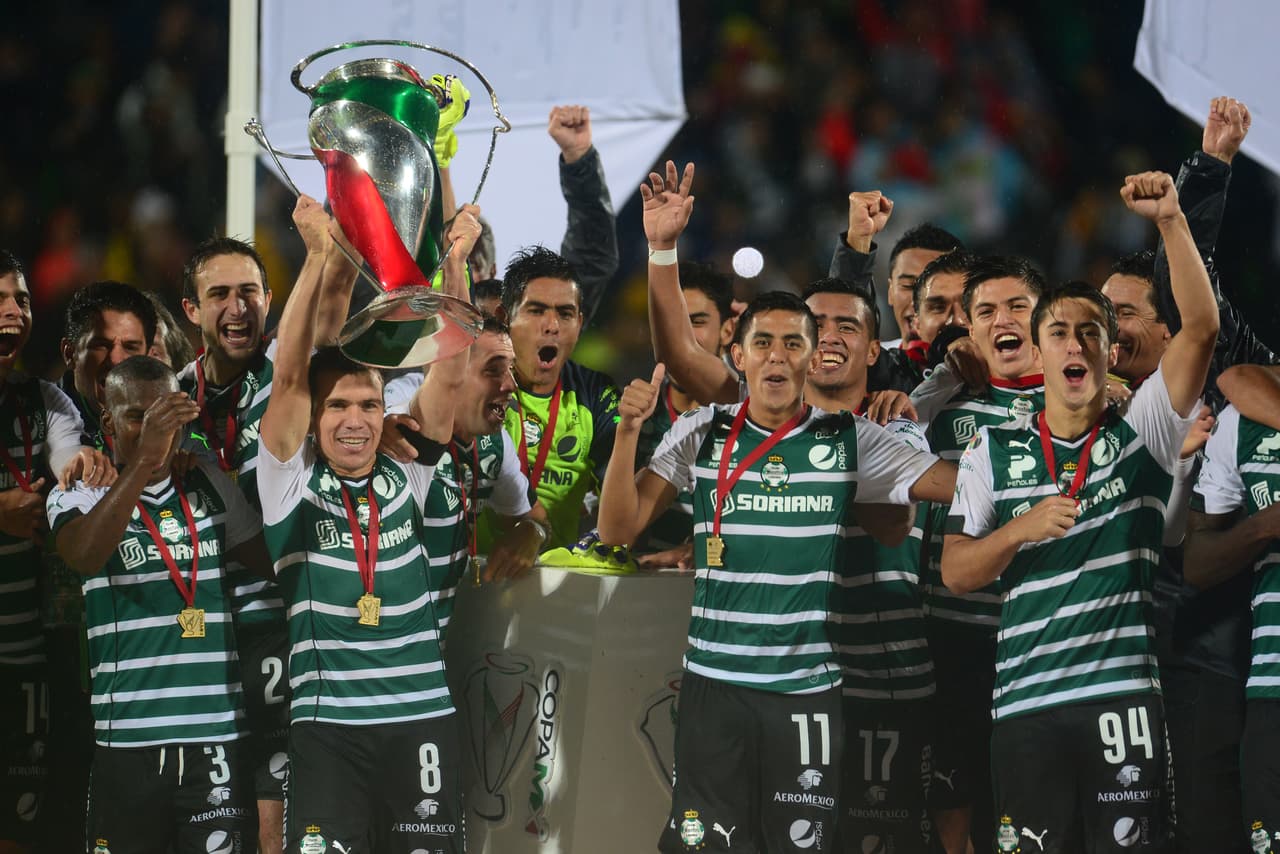 Entre su palmarés, además de los campeonatos con Santos y Boca Juniors, Carlos Izquierdoz también puede presumir el haber ganado la Copa Sudamericana, con Lanús.