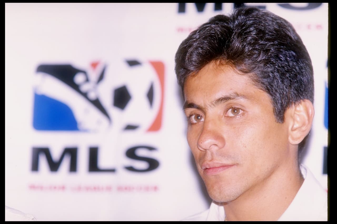 En 1996, después de jugar para Pumas y Atlante en México, Jorge Campos fue anunciado como nuevo jugador de Los Ángeles Galaxy.