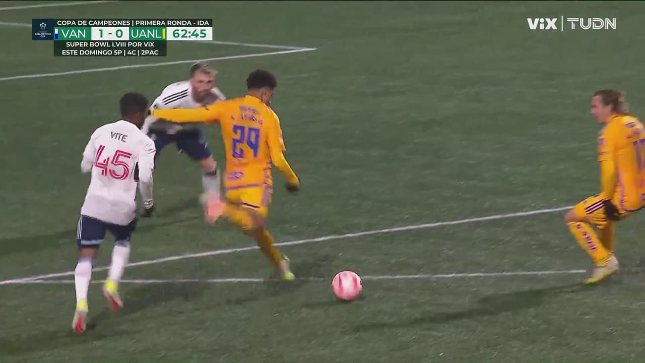 ¡Pasa rozando el poste disparo de Ozziel!