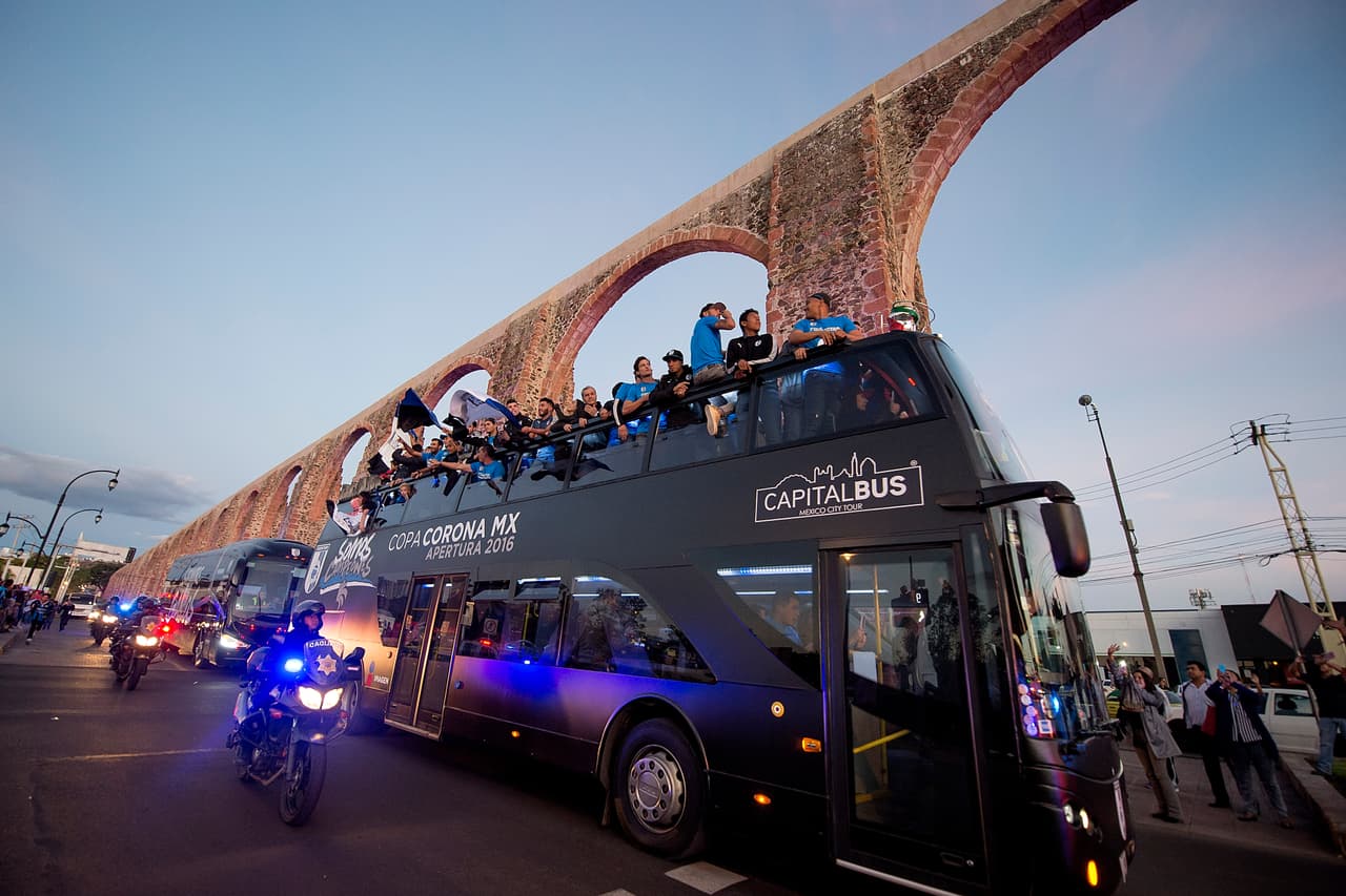 Con la Copa MX en la mano, los jugadores saludaron a la afición que tuvo que esperar 66 años, desde la fundación del club, para conseguir un título oficial en el fútbol mexicano.