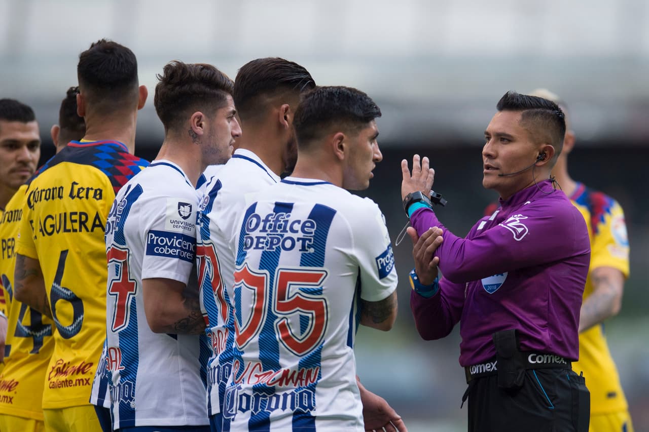 Apenas en el segundo minuto de juego se marcó un penal en favor del América. Oribe Peralta fue el encargado de cobrarlo pero su disparo fue detenido por Alfonso Blanco.
