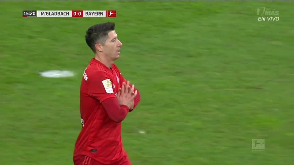 Tiro desviado de Robert Lewandowski