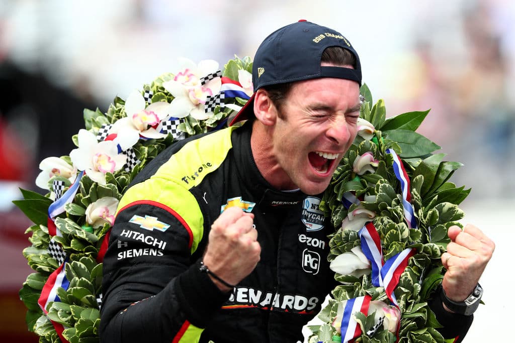 El francés Simon Pagenaud lideró en 116 de las 200 vueltas para coronarse campeón de la edición 108 de la carrera que corresponde a la IndyCar Series. Pagenaud es el primer francés desde que lo hiciera Rene Thomas en 1914. En Indianapolis se registran cinco ganadores franceses, aunque Gil de Ferran en 2003 y Gaston Chevrolet en 1920, aunque nacieron en Francia, se les tiene tomados en cuenta como de otras nacionalidades. Estas son las mejores imágenes de la carrera y los festejos de Pagenaud del equipo de Roger Penske.