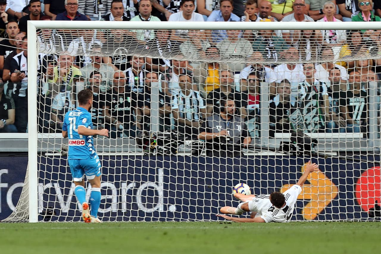 Muy pronto, al minuto 10, llegó el primer gol del partido y lo hizo el belga Dries Mertens para el Napoli.