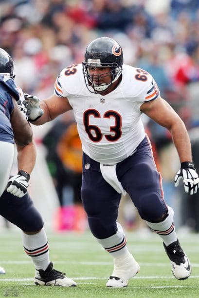 Roberto Garza ayudó de manera potencial a que su mariscal de campo, Jay Cutler, comandara a los Osos a la victoria ante los Minnesota Vikings 21-13. La línea ofensiva no permitió ninguna captura del QB y abrió los huecos para que Chicago corriera 138 yardas. Mira sus mejores imágenes. (AP-NFL)