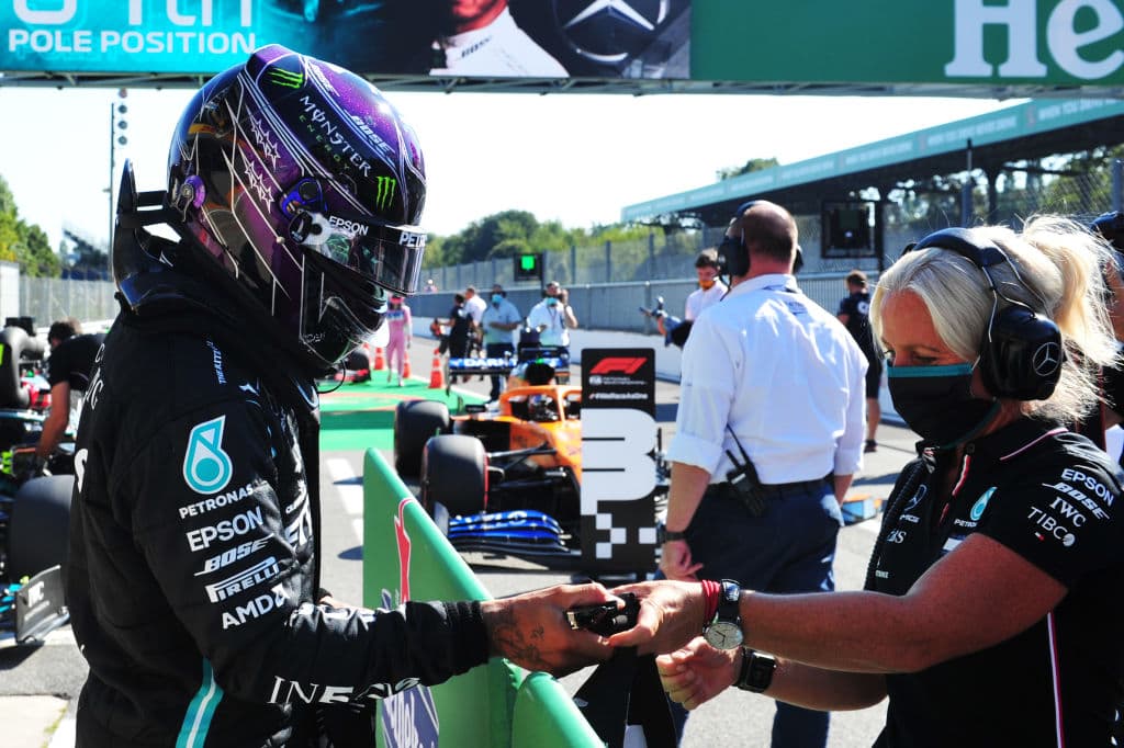 Verstappen, Norris, Ricciardo, Stroll, Albon, Gasly, Kvyat, Ocon, Leclerc, Raikkonen, Magnussen, Grosjean, Vettel, Giovinazzi, Russell y Latifi completan la parrilla de salida.