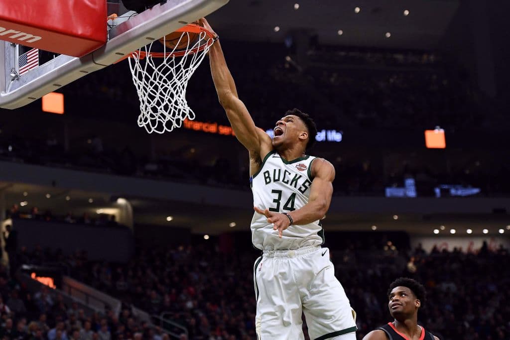En lo que respecta a la Conferencia del Este, 
<b>Giannis Antetokounmpo</b> el griego sensación ha encabezado un exitoso proyecto que tiene a los 
<b>Milwaukee Bucks</b> como el mejor equipo no solo de la Conferencia sino de toda la NBA con un récord de 60-22. De llegar a las Finales tendrían ventaja de localía. Su primer obstáculo serán los duros Detroit Pistons. El 'Greek Freak' es candidato número 1 al MVP de la NBA.