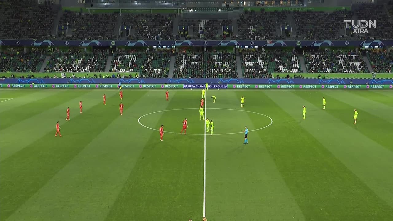 Arranca el partido y la pelota está en juego.