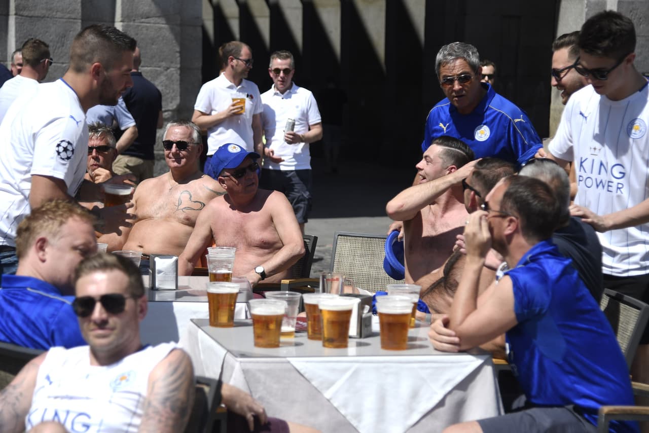 La cerveza hizo parte del ritual previo de algunos de los cientos de fanáticos de Leicester en Madrid.