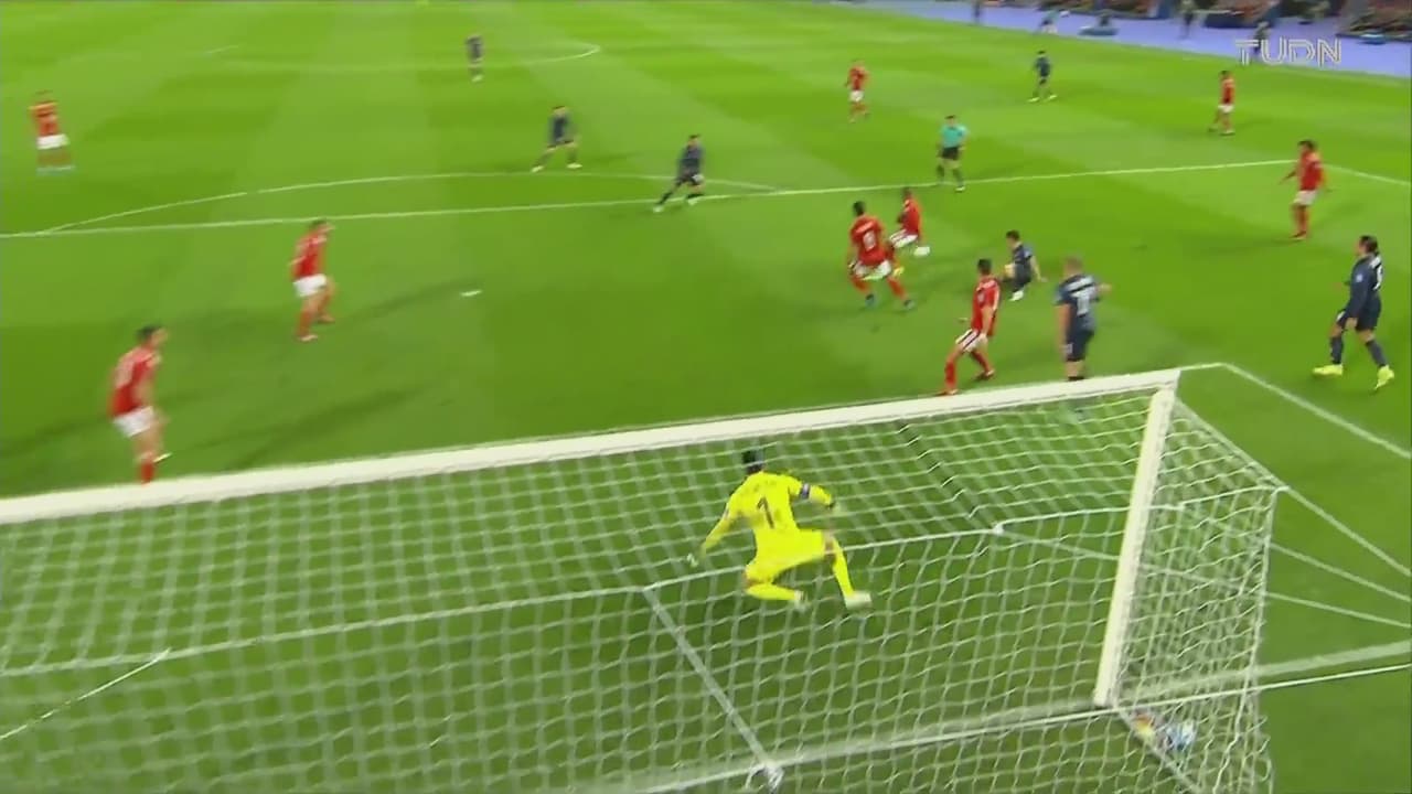 ¡Cruce salvador! Tade intenta y la zaga tiene que intervenir