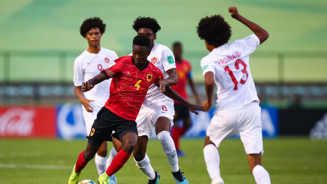 Angola 2-1 Canadá.