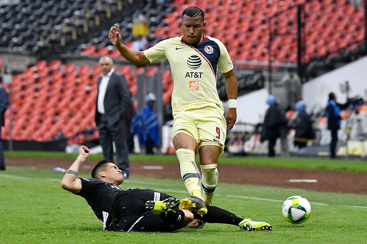 Ante una escasa asistencia en el Estadio Azteca, las Águilas del América recibieron a los Rayos del Necaxa para saldar ese partido que quedó pendiente de la Jornada 1 porque los azulcrema solicitaron un respiro tras haberse coronado en el Apertura 2018.