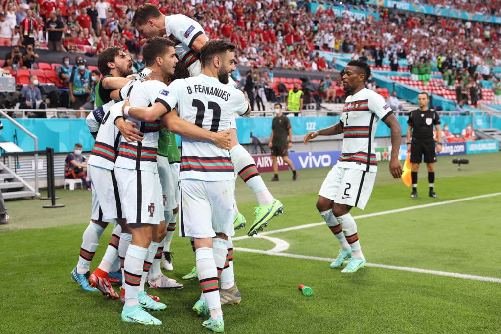 Portugal salva el resultado y derrota a Hungría 3-0 durante el partido del Grupo F en la Euro 2020. La primera parte del partido empataban a cero, pero Raphael Guerreiro ponía el primer tanto al minuto 84 y Cristiano Ronaldo se encargó de cerrar el partido con doblete, sumando los primeros tres puntos para los lusos.