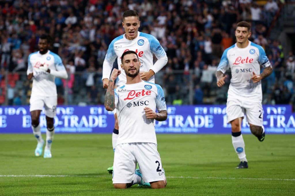 Napoli, con goles de Matteo Politano y Gio Simeone, le ganó al Cremonese 2-1 y es único líder de la Serie A.