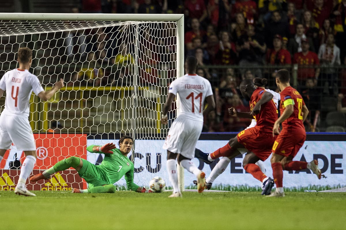 Los arqueros fueron protagonistas en el juego e impidieron más goles, aquí Yann Sommer de Suiza (izquierda, abajo) deteniendo el remate de Romelu Lukaku.