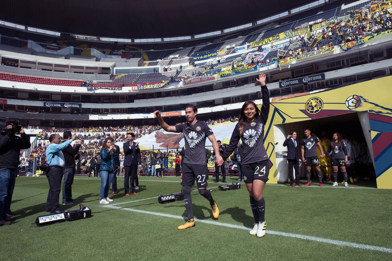 Las Águilas, tanto el equipo varonil y femenil, convivieron con los aficionados y se tomaron la foto oficial con ellos en el Estadio Azteca.