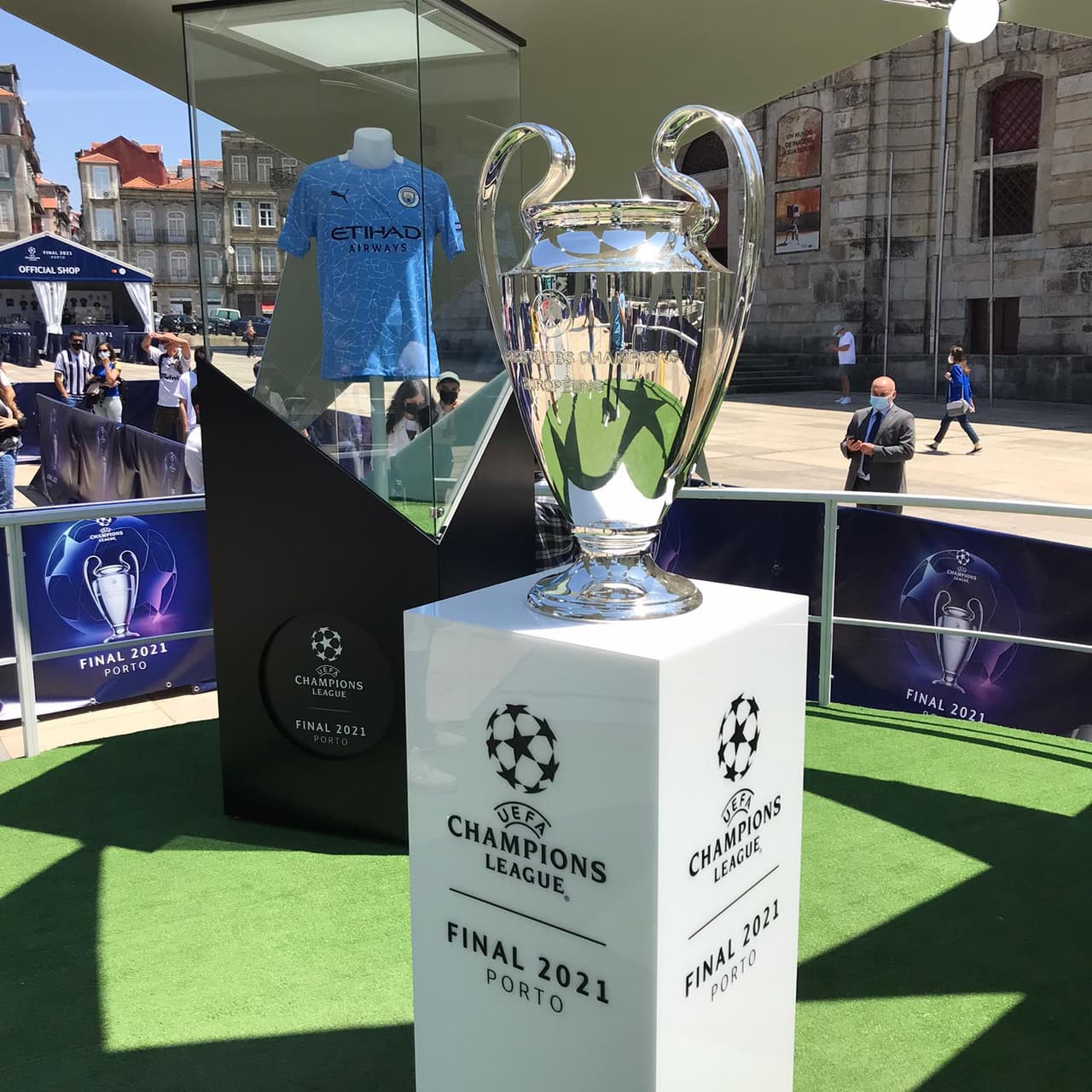 A horas del pitazo inicial de la gran final de la UEFA Champions League, aficionados del Chelsea y del Manchester City llegan al Fan Fest de Porto para comenzar con el apoyo a sus clubes.