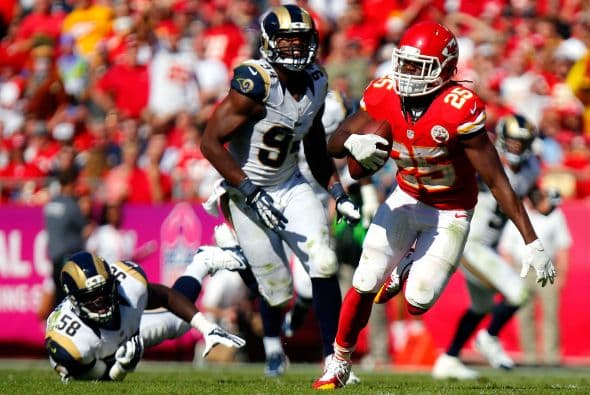 Jamaal Charles corrió para dos touchdowns, Knile Davis devolvió una patada 99 yardas para otra anotación y los Chiefs aplastaron 34-7 a los Rams.