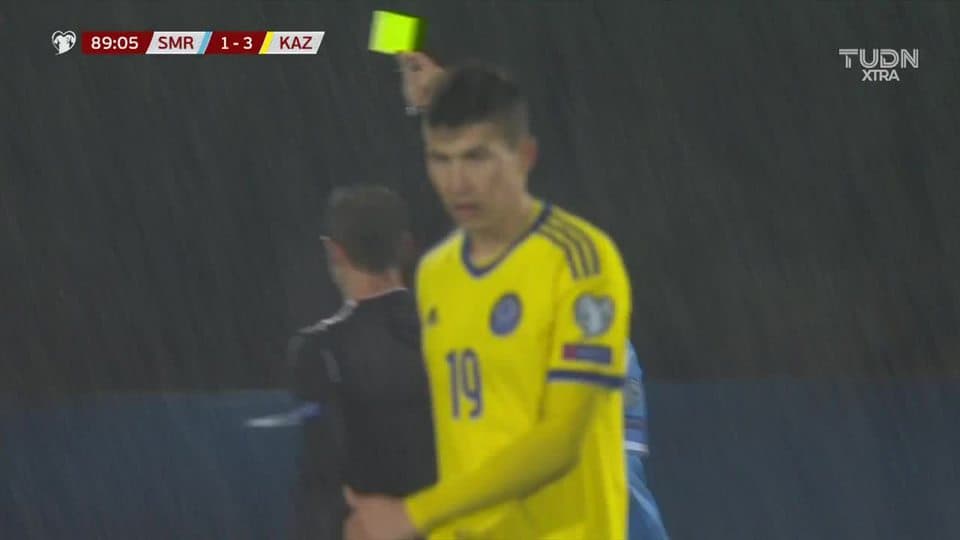 Tarjeta amarilla. El árbitro amonesta a Luca Ceccaroli de San Marino