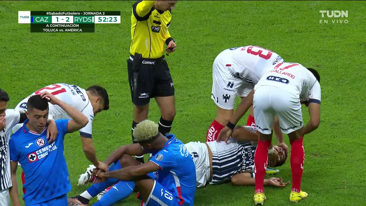 ¡Tarjeta Roja! Michael Estrada recibe la segunda amarilla y se va del juego.