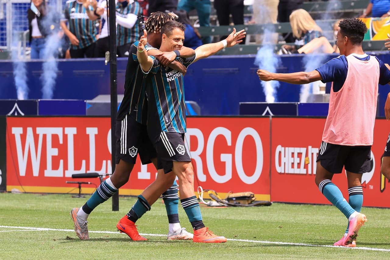 Chicharito tuvo una tarde de contrastes pues primero falló un penal, luego anotó gol y casi pone una asistencia a un gol que fue anulado.