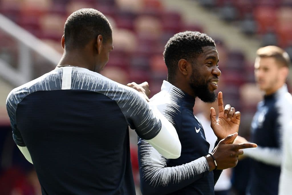 A la derecha, el defensa del FC Barcelona Samuel Umtiti, luce contento en medio del entrenamiento final con el que Francia cerró su preparación para el duelo ante Dinamarca en Moscú.