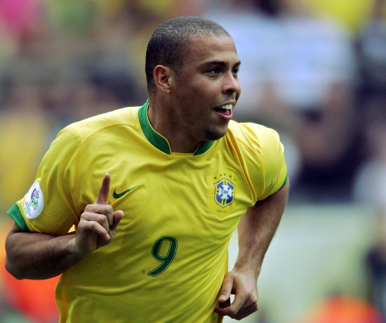 Y como no recordar a Ronaldo Nazario, segundo goleador de la historia de los Mundiales, con el movimiento de su dedo índice de la mano derecha cada vez que anotaba goles. Y sí que marcó muchos.