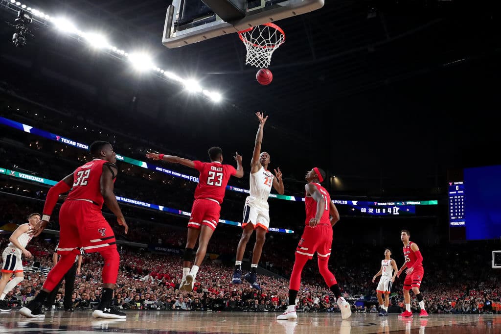Mamadi Diakite anotando una canasta para la causa de los Virginia Cavaliers quienes en los primeros minutos comenzaron a sacar una ventaja amplia en el partido.