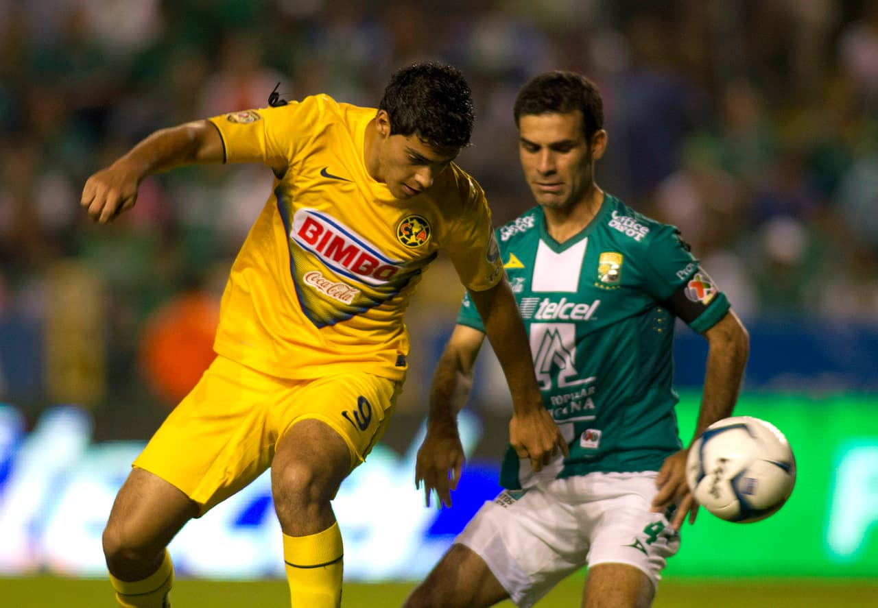 Los dos primeros partidos de América luego de ser campeón en el Clausura 2013 fueron aplazados y disputaría su primera juego contra León, en un empate 1-1. Contra ese mismo rival perdería la final del Apertura 2013.
