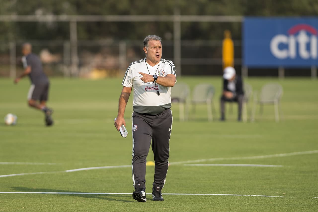 Detallista, enérgico, atento y muy dinámico se notó al argentino Gerardo Martino en su primer entrenamiento como director técnico de México en el Centro de Alto Rendimiento en la Ciudad de Mexico.