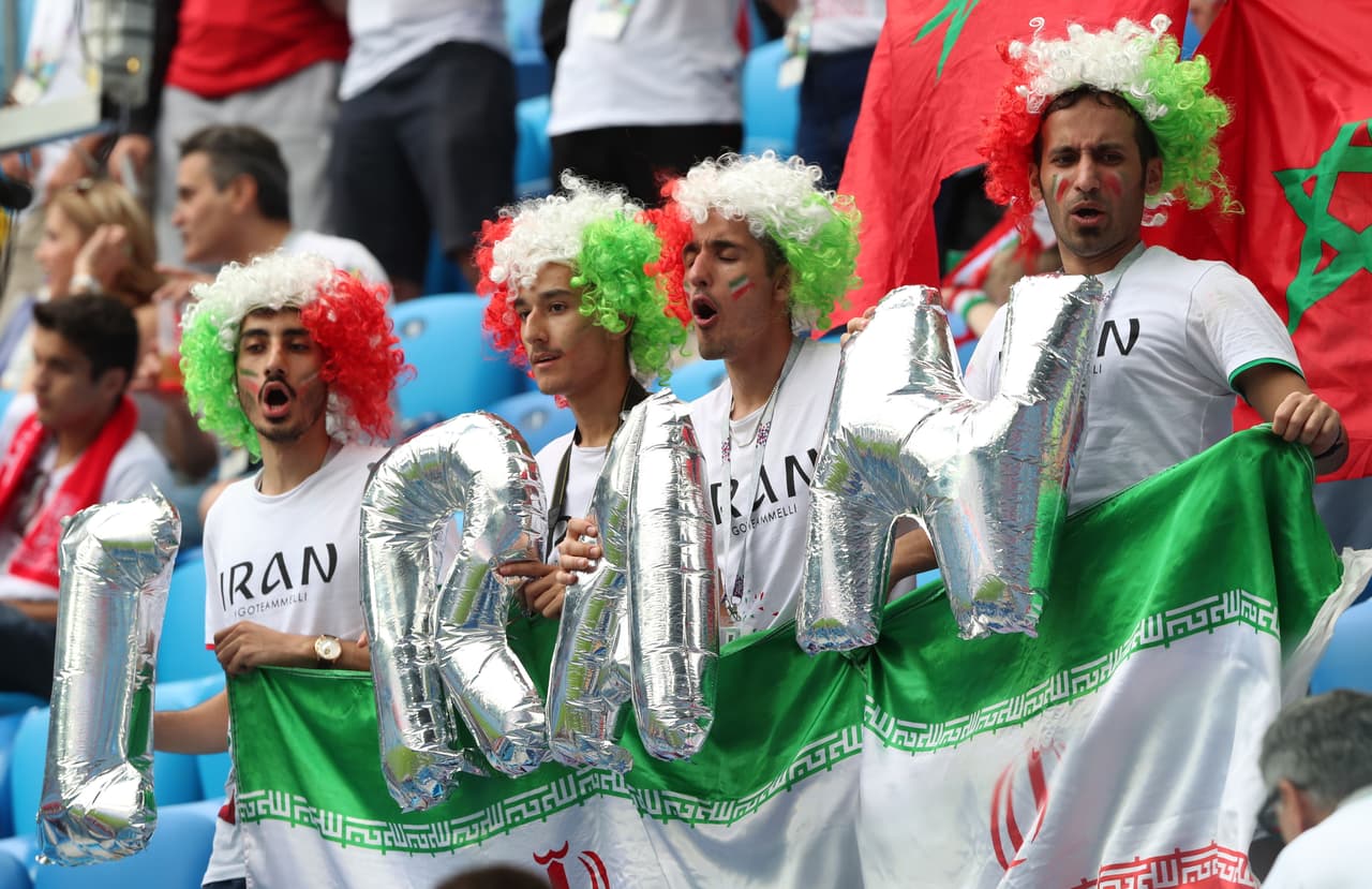 Con atuendos, felicidad y mucho colorido, los fanáticos de Marruecos y de Irán predieron la fiesta desde afuera de las canchas en el arranque del grupo B del Mundial de Rusia 2018.