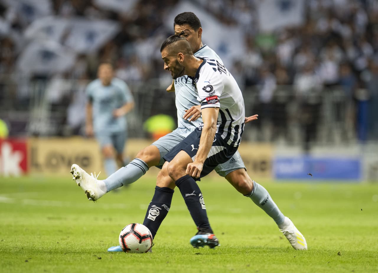 Pero este bosquejo de rebelión fue rápidamente aplacado por Rayados. Nicolás Sánchez aquí endureciendo la pierna para denegar el acceso al Sporting.