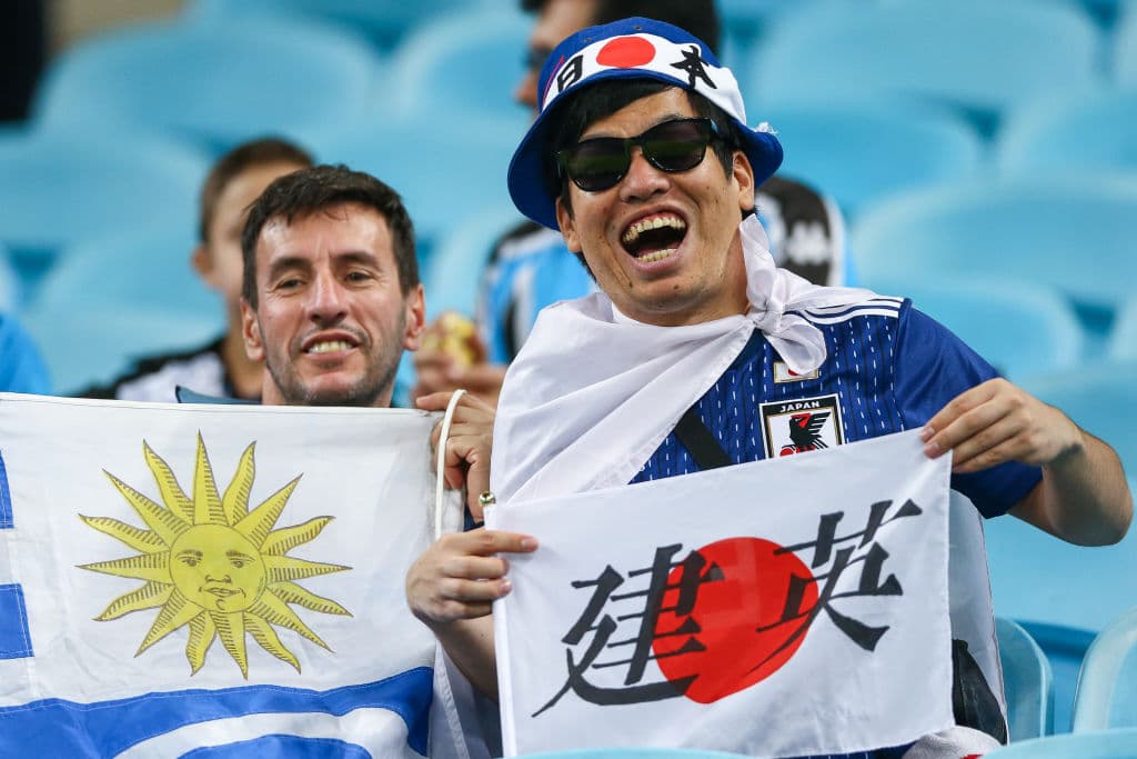 Un increíble colorido y ambiente fueron capaz de genera las aficiones de Uruguay y Japón previo a su encuentro por el Grupo C de la Copa América Brasil 2019. Los seguidores celestes le pusieron ese toque especial, y los nipones no se diga, con sus peculiaridades ambas hinchadas generaron buenas sensaciones en la previa.