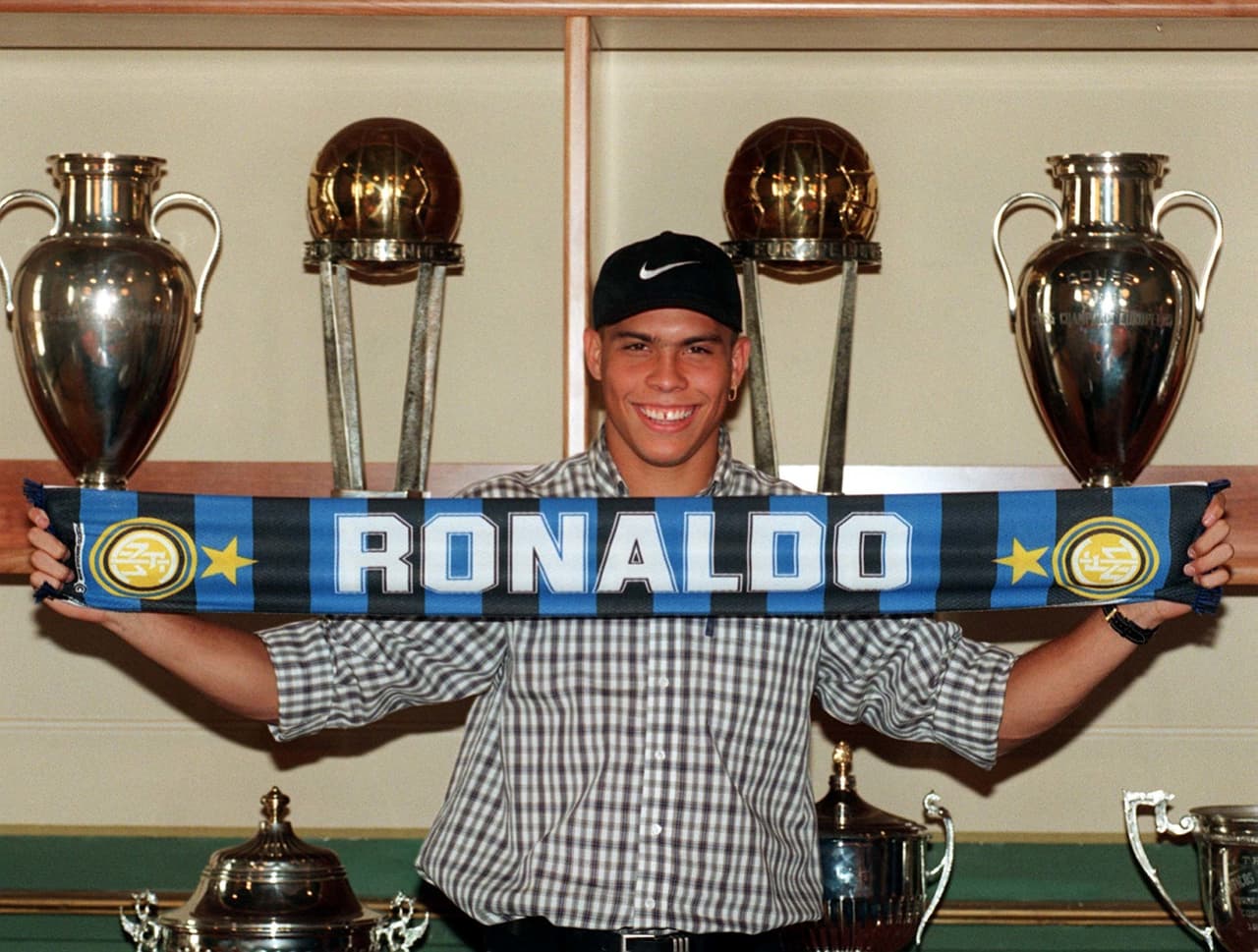 Para la temporada 1997/1998 se puso la playera
<i>neroazzurra </i>para comenzar un capítulo agridulce en su carrera.