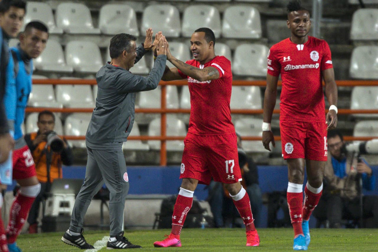 Felipe Pardo celebra luego de adelantar al Toluca 1-2.