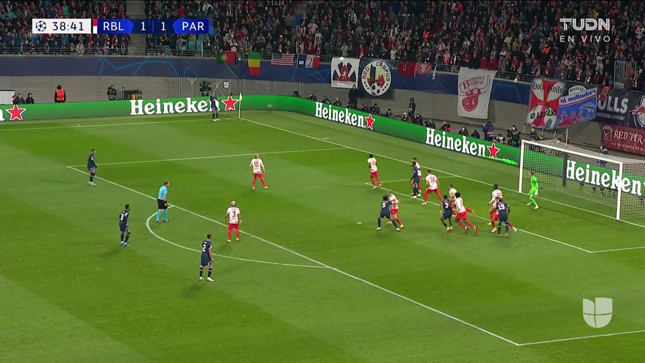 ¡GOL!  anota para Paris Saint-Germain. Georginio Wijnaldum