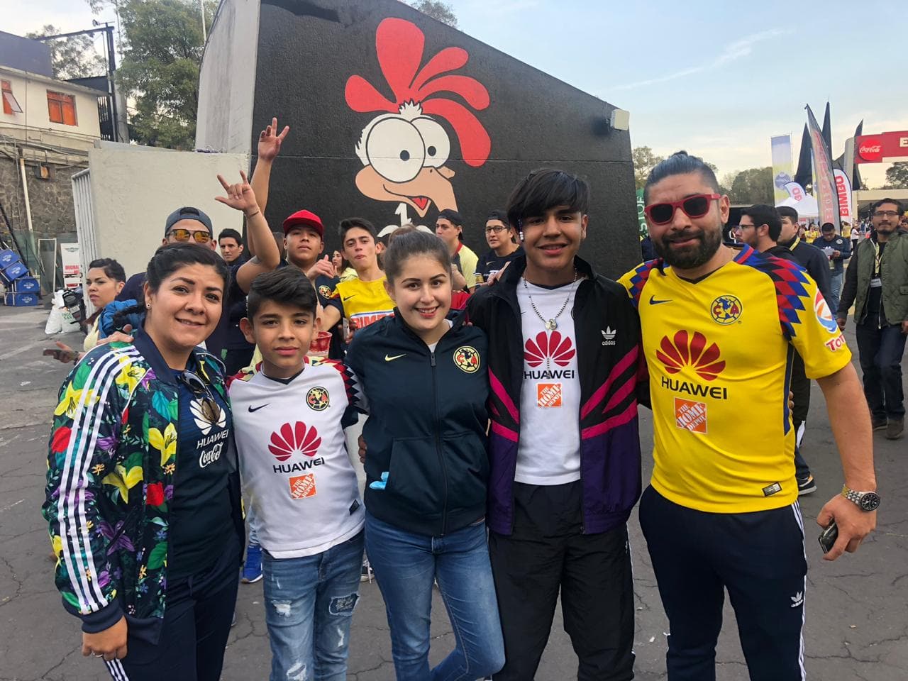 En las afueras del Estadio Azteca los fanáticos vivieron la antesala de la Semifinal entre América y Pumas.