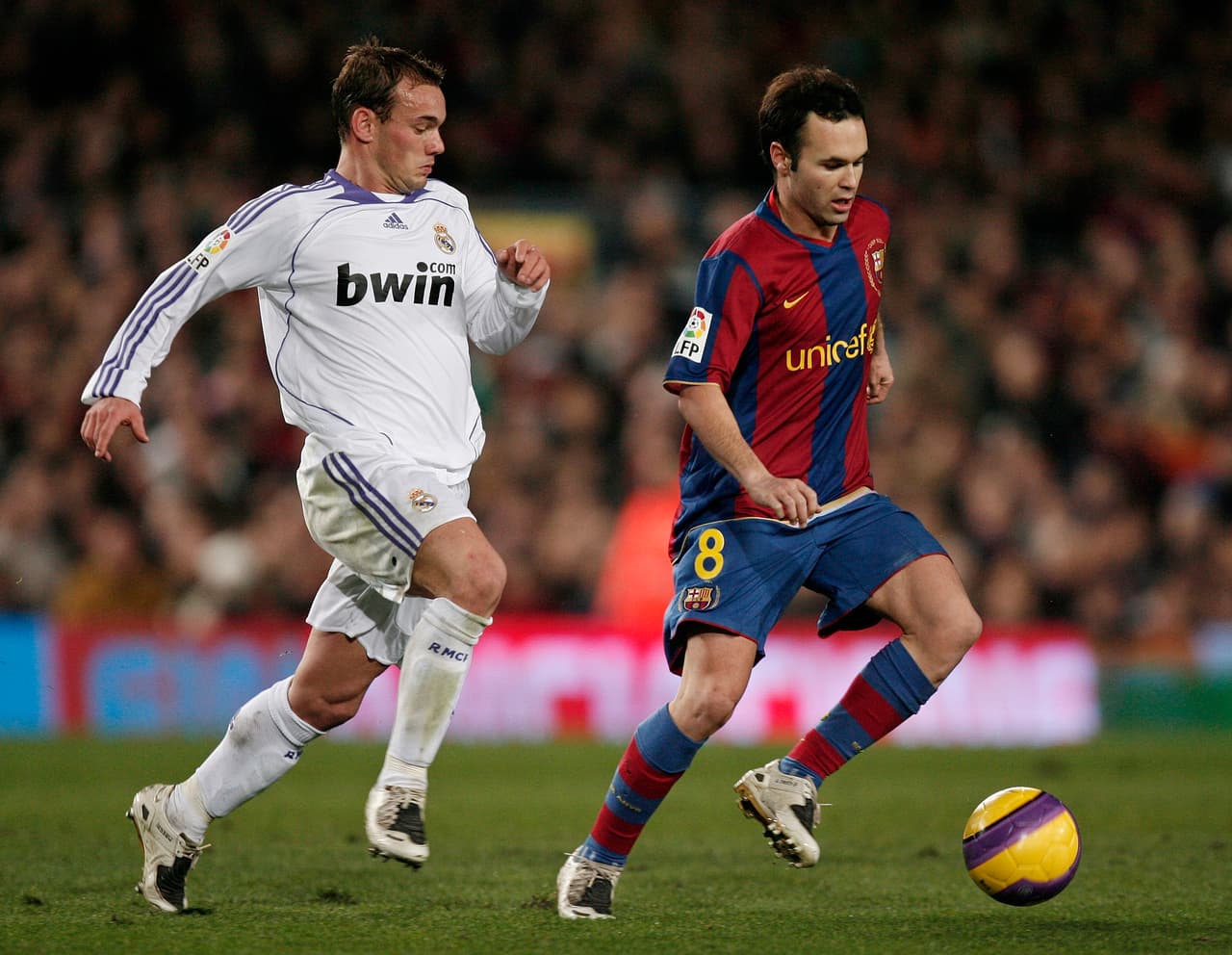 Wesley Sneijder y Andres Iniesta, ambos ya retirados de sus respectivas selecciones, aún tenían cabello y eran talentos en proyección, que luego serían rivales en la final del Mundial de 2010.