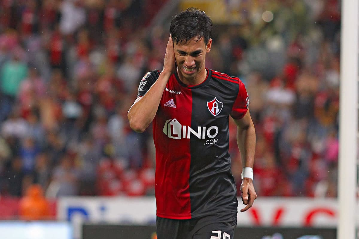 Quien fue sustituido al término del primer tiempo fue el lateral derecho de Atlas Ismael Govea, luego de un golpe en la cabeza.