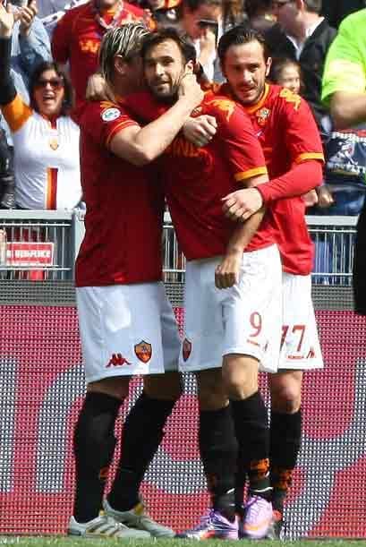 El montenegrino Mirko Vucinic y Marco Casetti anotaron para el conjunto romano.