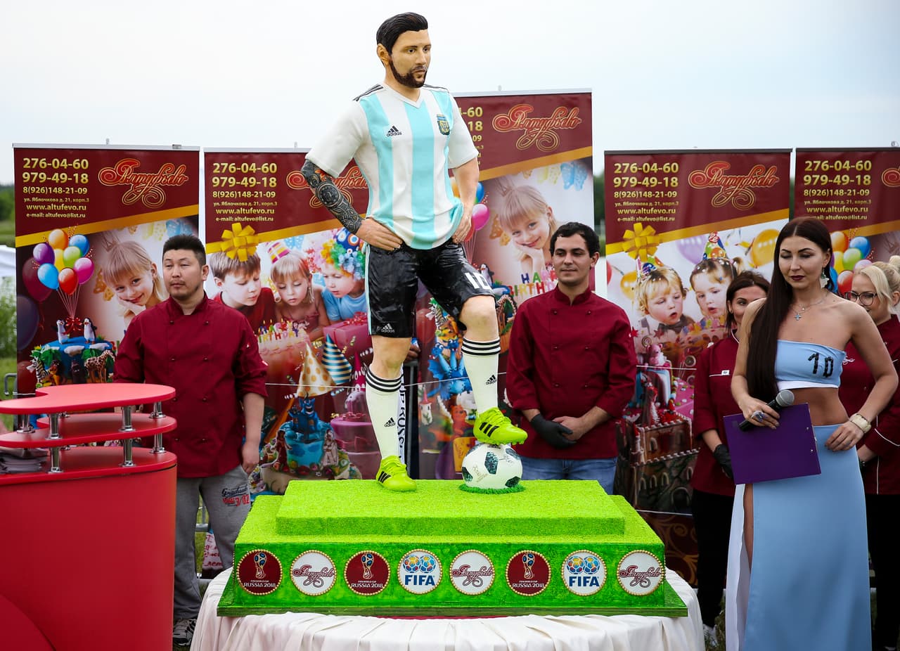 El mundo celebró los 31 años de Lionel Messi con un pastel hecho a su medida.