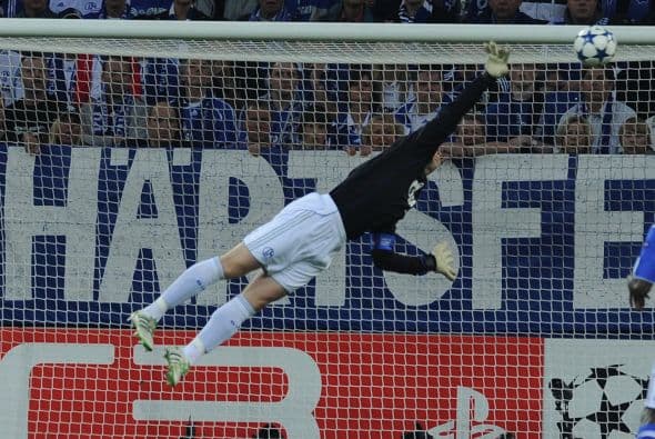 Ante este disparo de Wayne Rooney, el guardameta teutón se estiró al máximo para mandar la pelota a tiro de esquina.