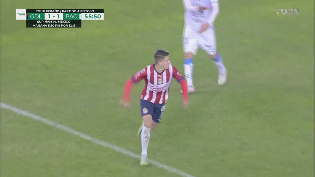 ¡La puso en la fila 80! Pavel la prende en el área y sale a las nubes